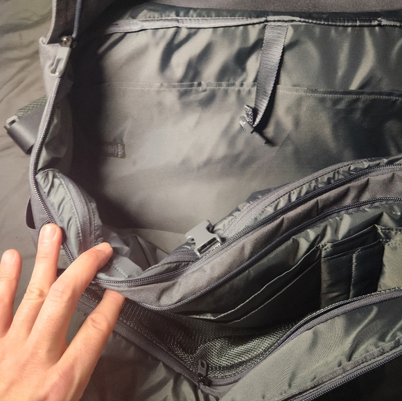 Lululemon Early Embark Duffel Bag Grey NWT - Picture 7 of 10